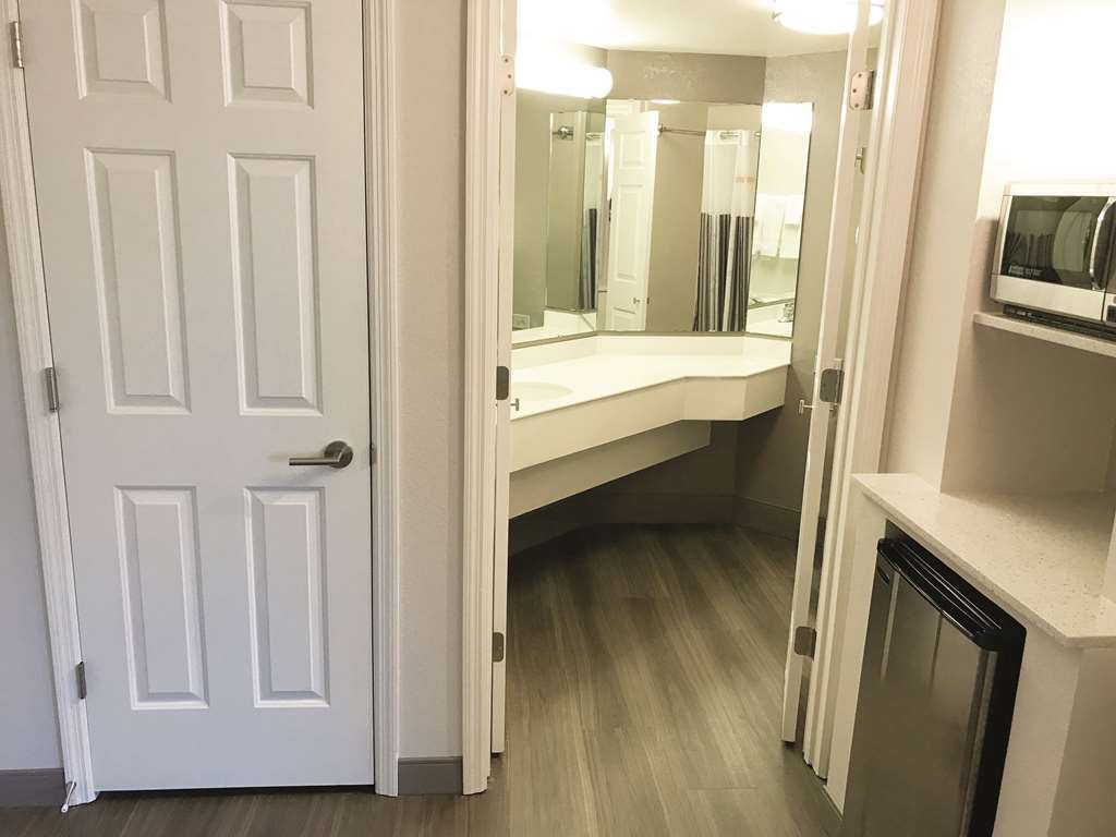 La Quinta By Wyndham Tampa Regency Park Hotel